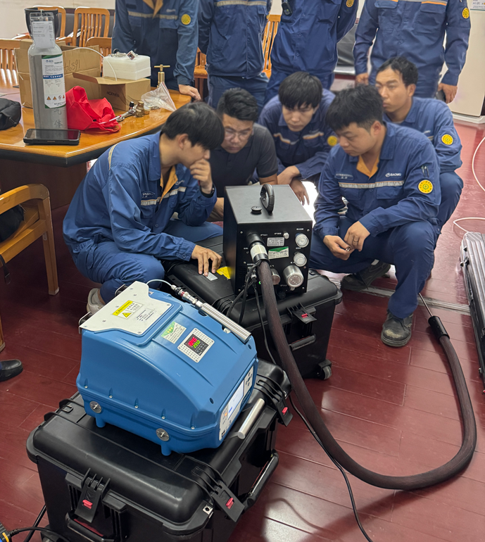 赴武汉某检测公司进行仪器检查及客户培训